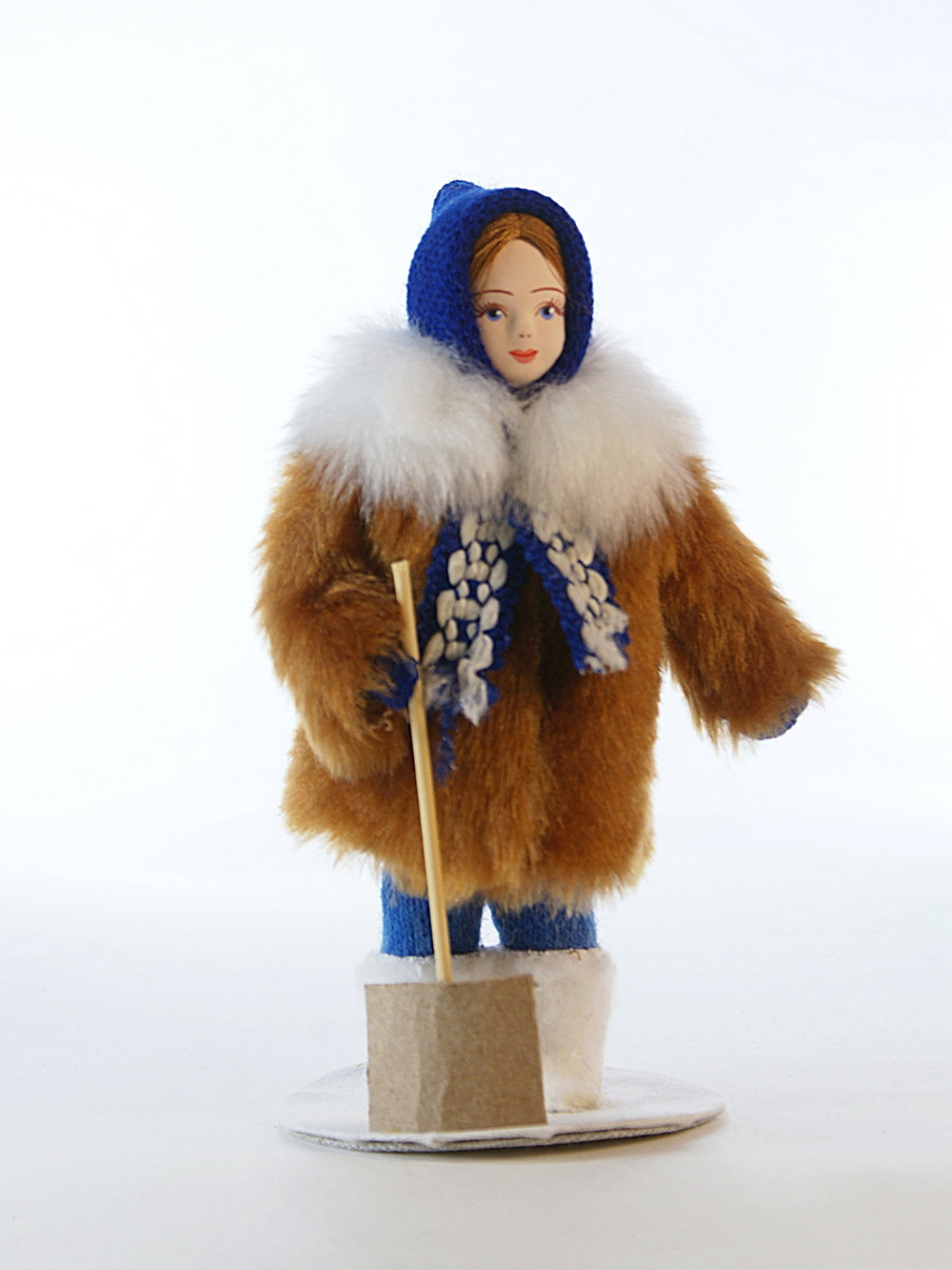 Кукла коллекционная девочка в шубке с лопаткой СССР