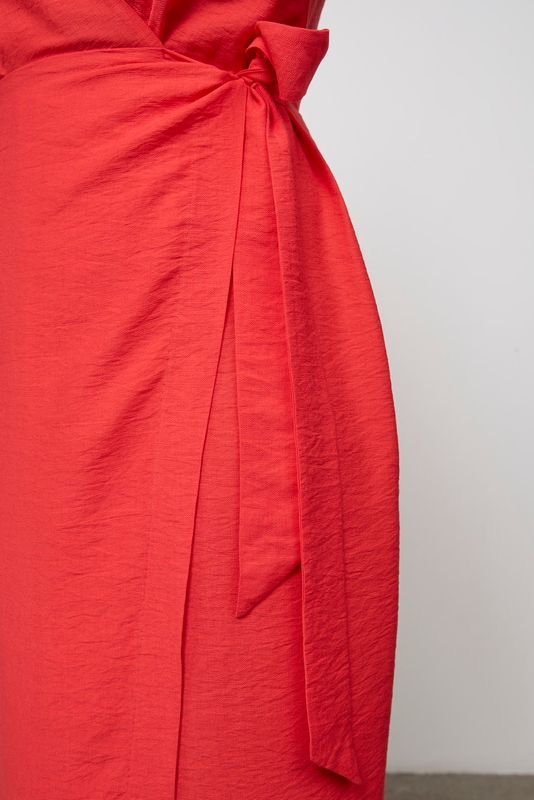 Платье на запах из жатой вискозы с коротким рукавом, красный