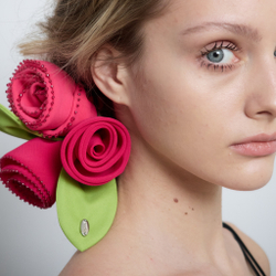 Резинка-роза фуксия с листочком