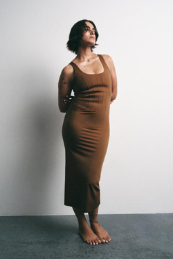 ZARA МОДЕЛИРУЮЩЕЕ ПЛАТЬЕ ИЗ СМЕСОВОГО ПОЛИАМИДА, СВЕТЛО-КОРИЧНЕВЫЙ