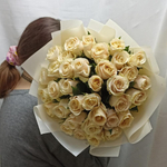 Букет из кремовых роз сорта "Шарман" 35 шт. в фоамиране