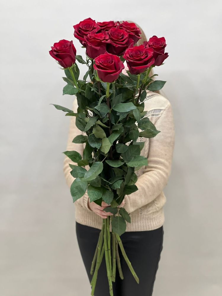 Букет 9 метровых роз красные в ленте