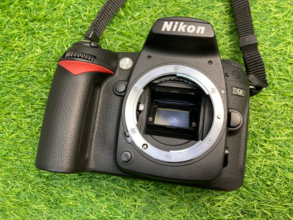 Nikon D90 kit 18-55mm 3.5-5.6G VR 1.700 кадров