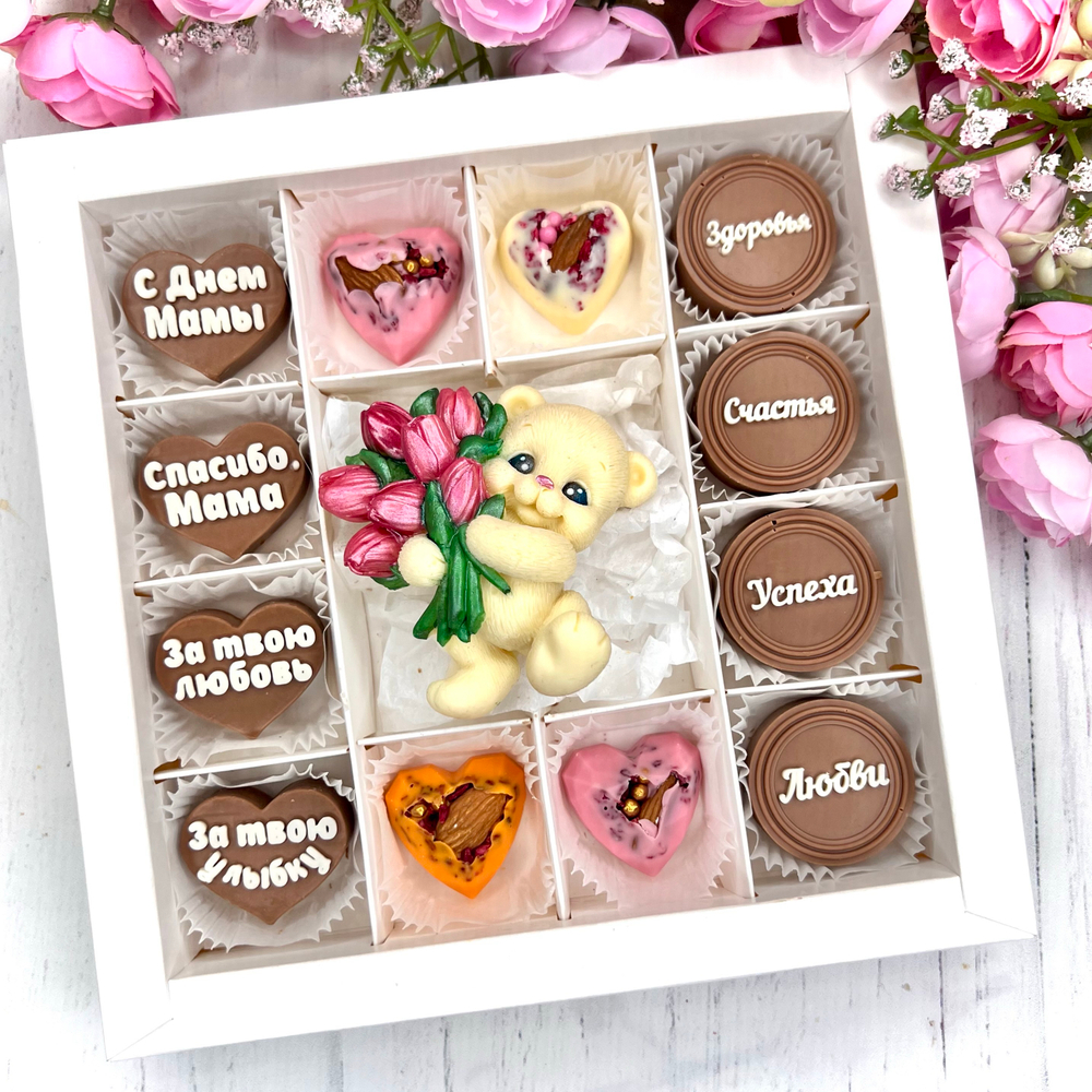 Шоколадный набор "С Днём Мамы. Мишка с тюльпанами. Пожелания": шоколадка и 12 конфет ручной работы