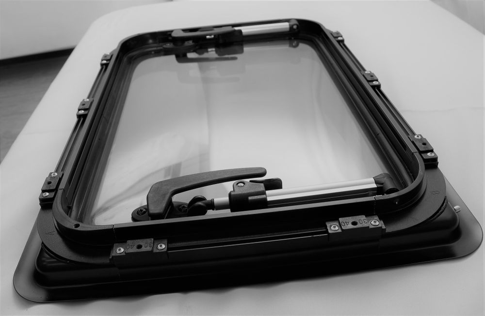 Окно откидное Mobile Comfort W9045P 900x450 мм, штора плиссированная, антимоскитка