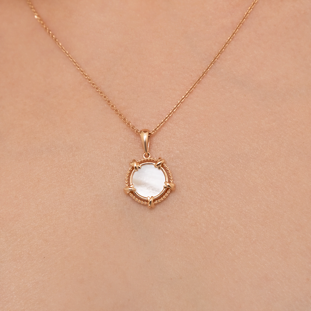 Подвеска из красного золота с перламутром