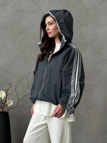 Графитовая оверсайз ветровка с кружевной отделкой