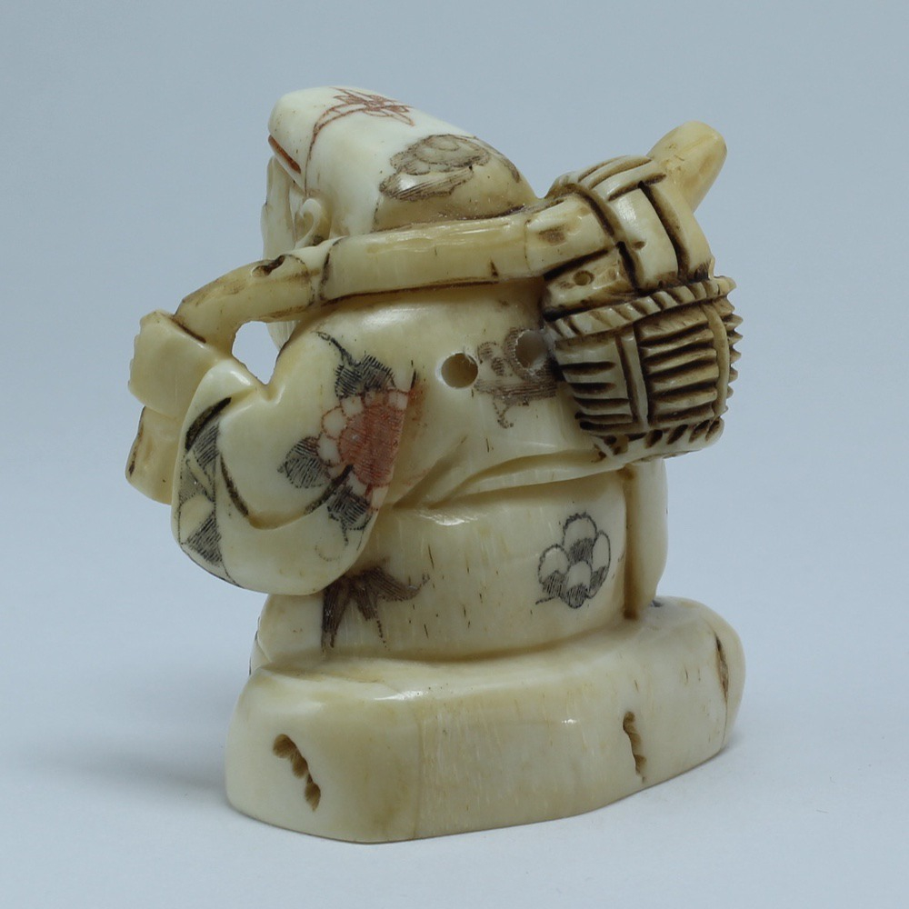 Эксклюзивная нэцкэ Дзюродзин сидящий на камне с корзиной через плечо