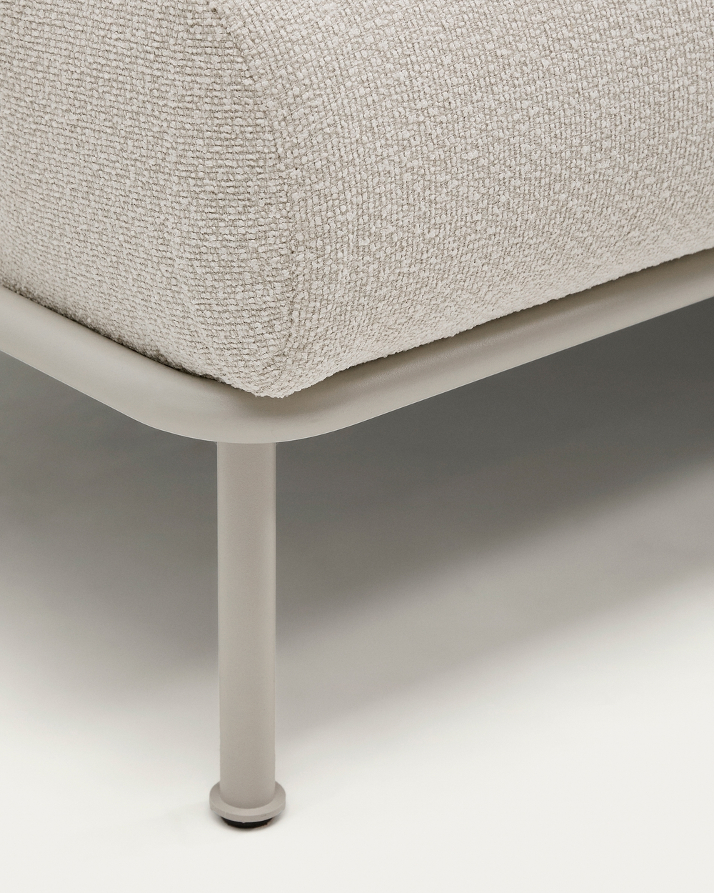 2-местный диван Aurum из шенилла цвета экрю и бежевого металла 210 см