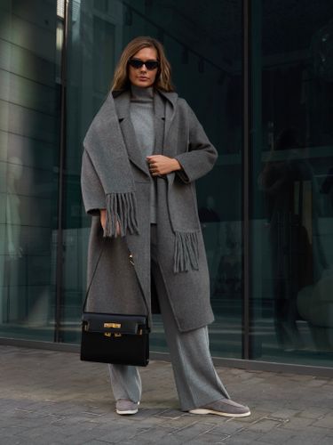 Серое удлиненное пальто с шарфом