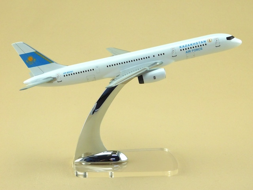 Модель самолета Boeing 757-200 (М1:200, KAZAKHSTAN)