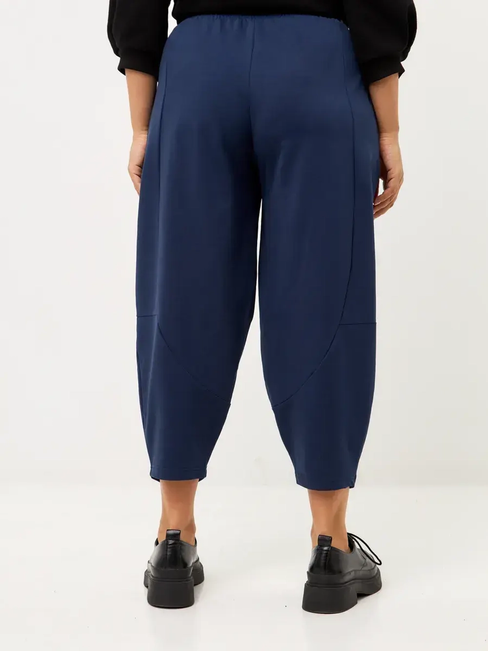 Брюки бананы трикотажные с декоративными швами