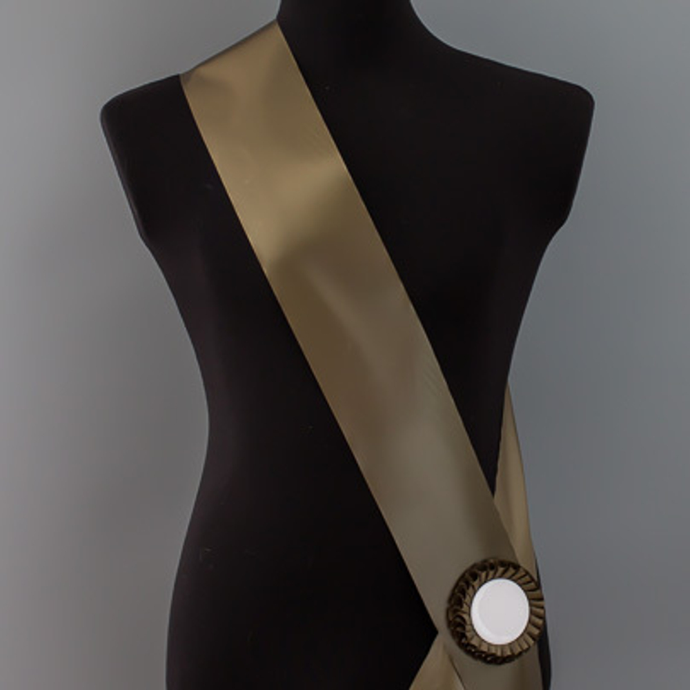 Лента наградная для конкурса красоты С НАНЕСЕНИЕМ. Цвет ленты СВЕТЛО-КОРИЧНЕВЫЙ.. Крепление розетка с лого.