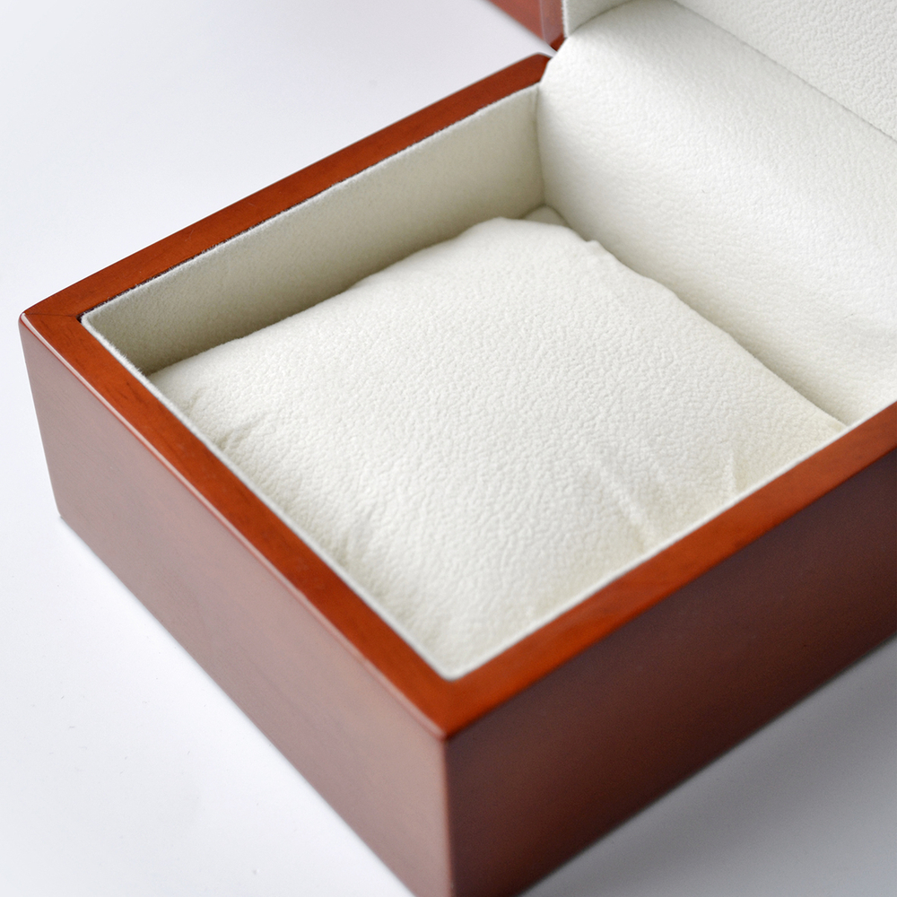 Светло‑коричневый деревянный футляр под наручные часы.