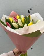 Букет из 15 белых, жёлтых и розовых тюльпанов