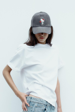 ZARA ДЖИНСОВАЯ КЕПКА HELLO KITTY © 2025 SANRIO, СЕРЫЙ