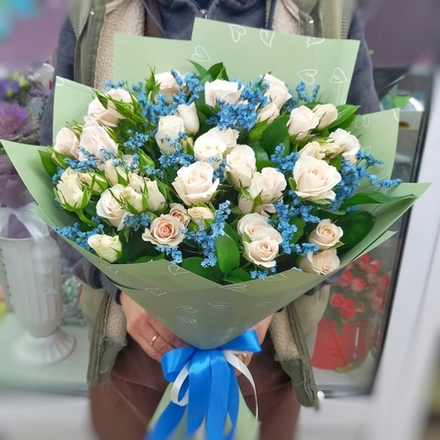 Букет из 7 кремовых кустовых роз