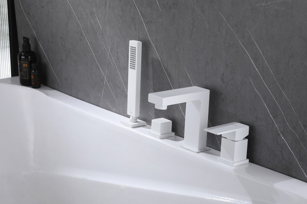 Смеситель ABBER Daheim AF8213W на борт ванны, белый матовый