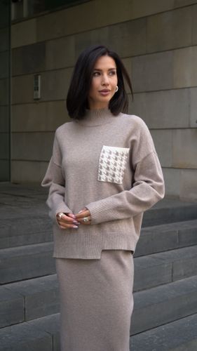 Трикотажный женский костюм в цвете капучино с юбкой