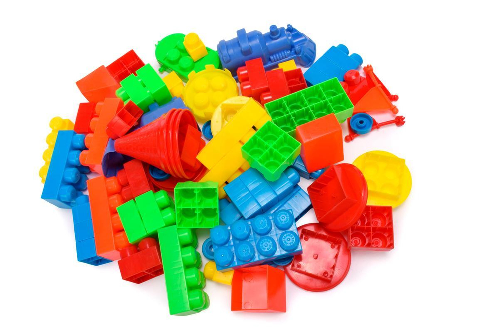 Пластмассовый игрушечный набор "Конструктор ведро 82 детали", пакет