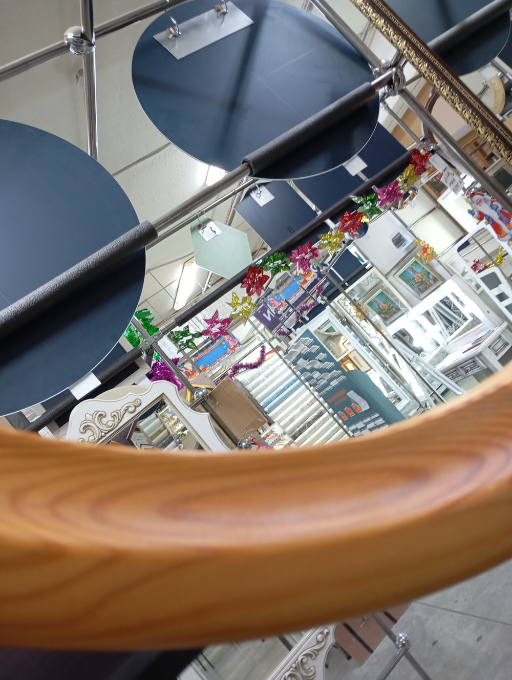 Зеркало круглое в деревянной раме