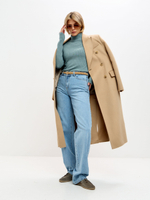 Зеленая водолазка в рубчик