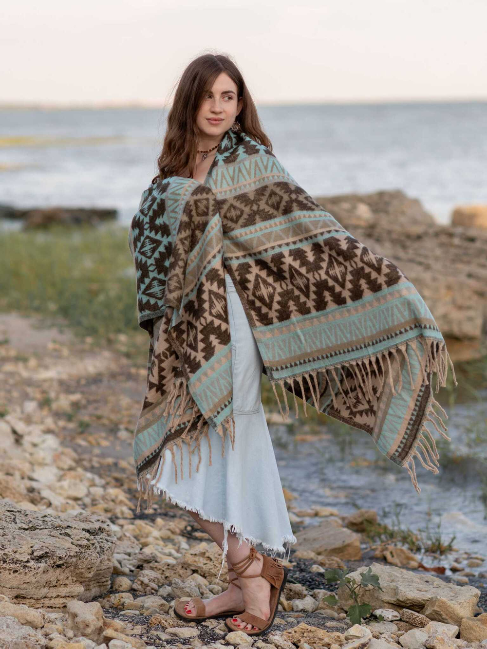 Теплый палантин с орнаментом