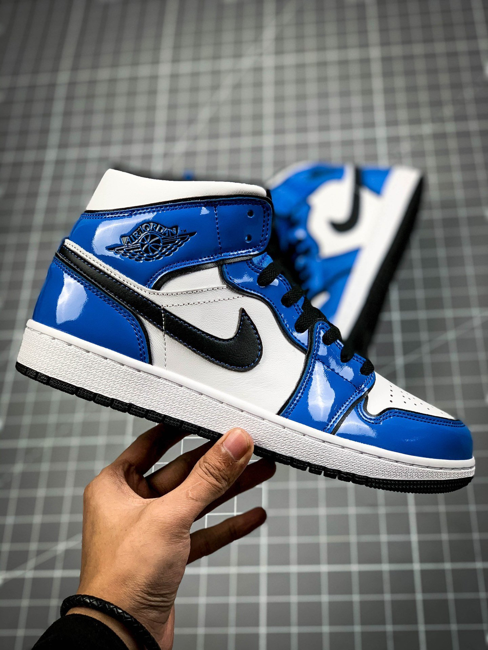 AIR JORDAN 1 MID SE SIGNAL BLUE SIGNAL BLUE/WHITE-BLACK