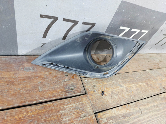 Накладка ПТФ правая Mitsubishi Outlander 3 15-18 Б/У Оригинал 8400G482