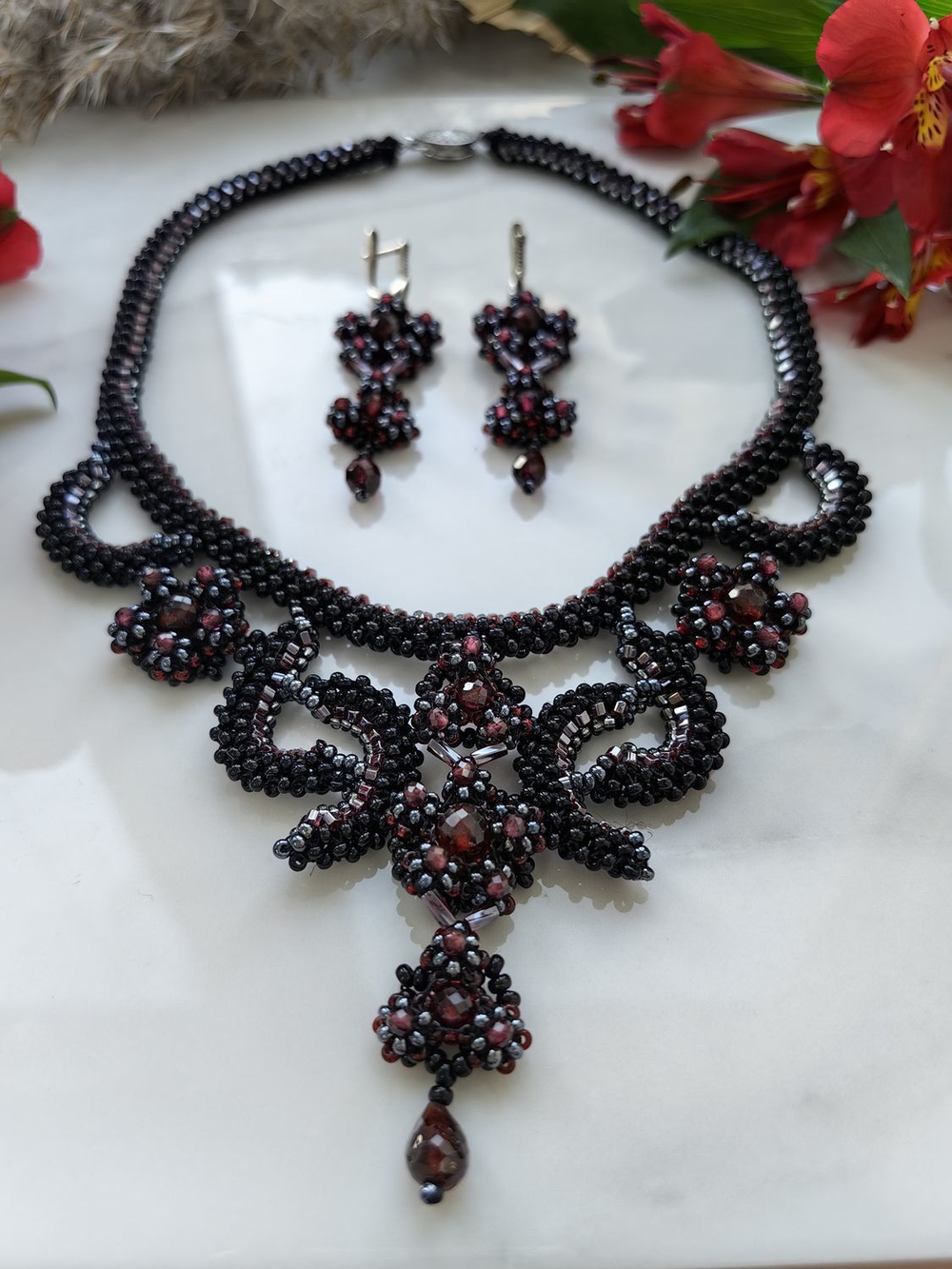 Колье "Вечер" ручной работы из бисера с камнем гранат (альмандин)