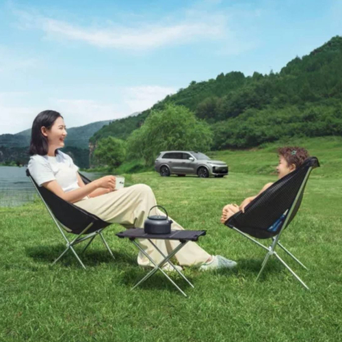 Два стула и стол для кемпинга