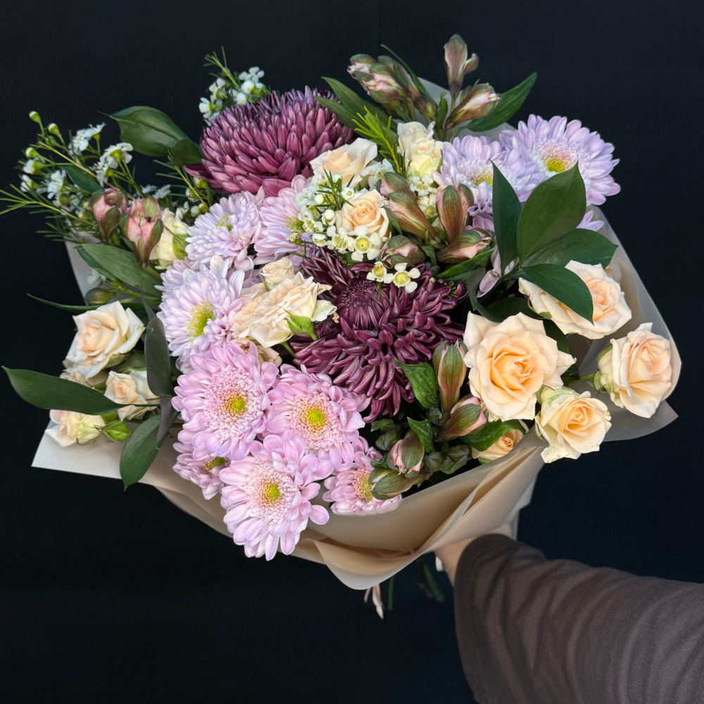 Букет из темных хризантем, кустовой розы и альстромерии