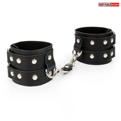 Черные широкие кожаные наручники с заклепками на карабине Bior Toys Notabu NTB-80354