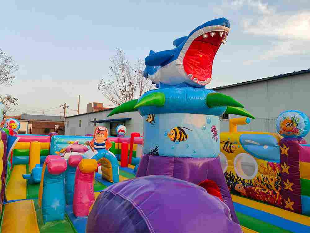 Коммерческий надувной батут без горки «В гостях у моря» 12*6*3,5 м.