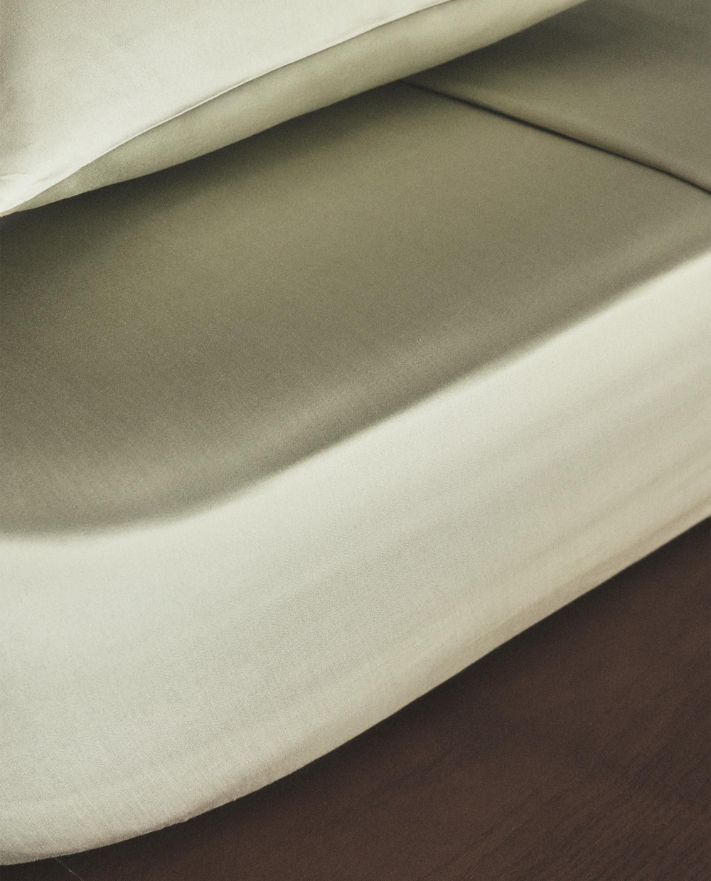 Zara Home - Атласная простыня с эластичной лентой, высота 30 см (вес 300 нитей), зеленый, 90х200х30 см