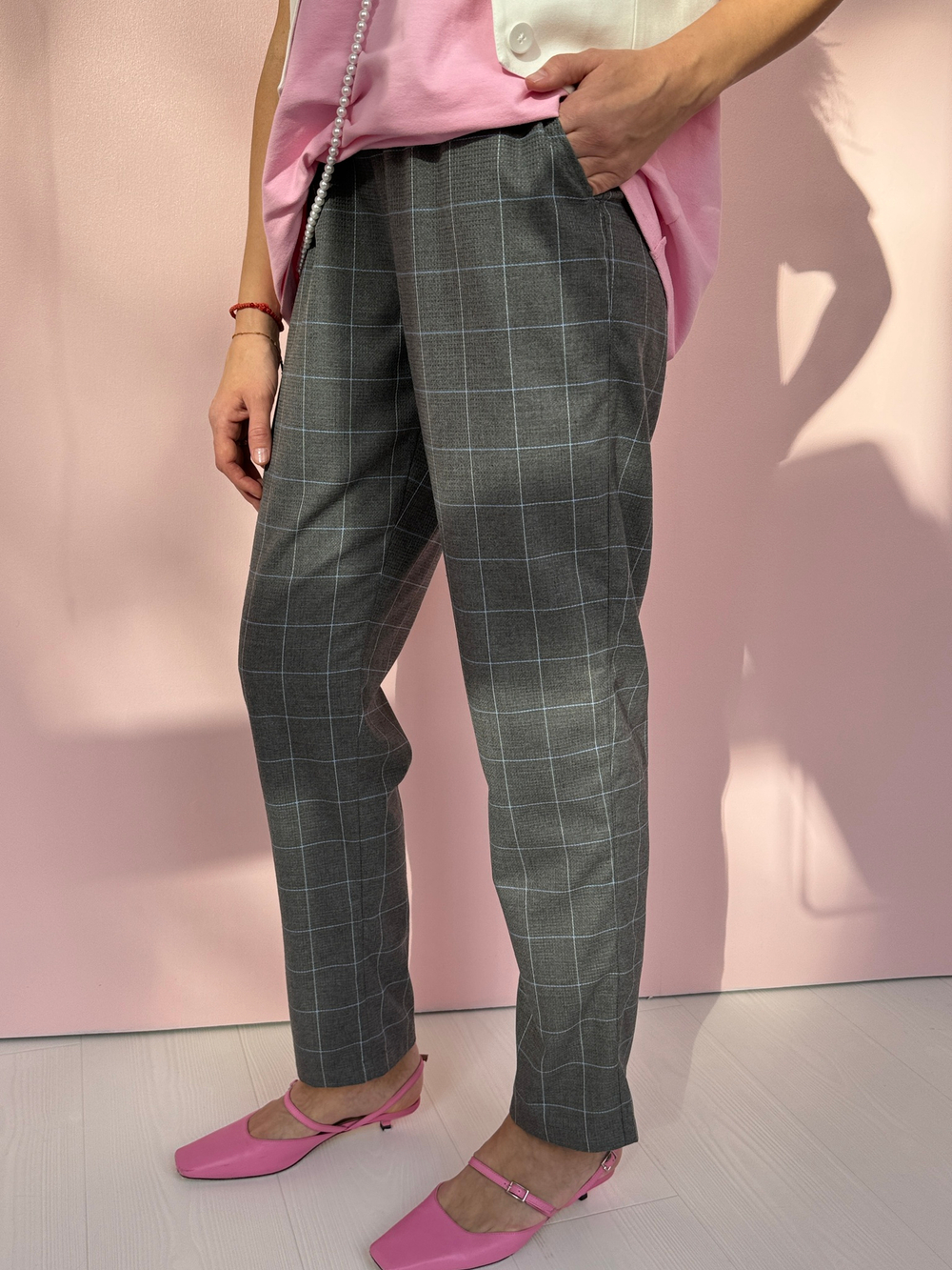 Брюки в клетку серые