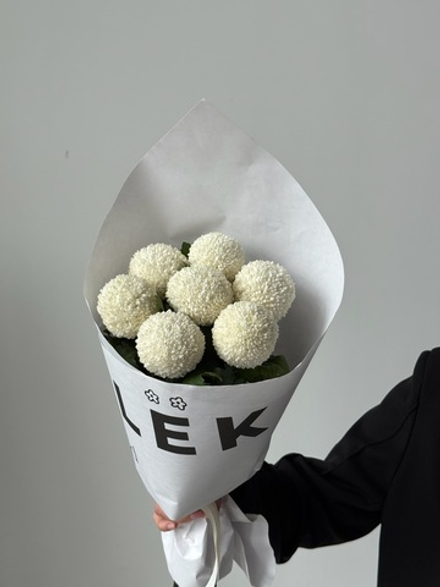 Кулек из хризантемы в белом оттенке