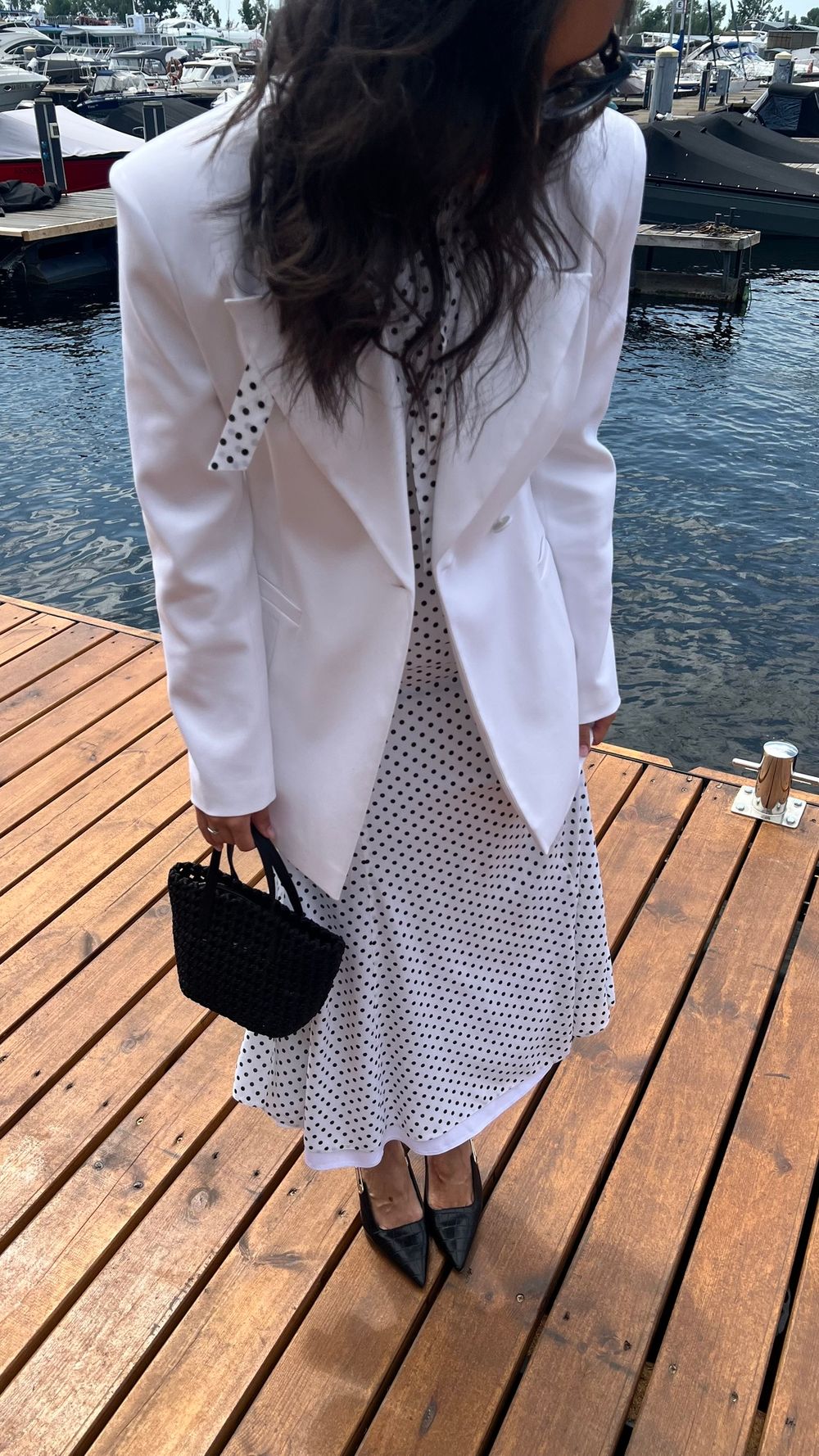 Платье белое в черный горошек