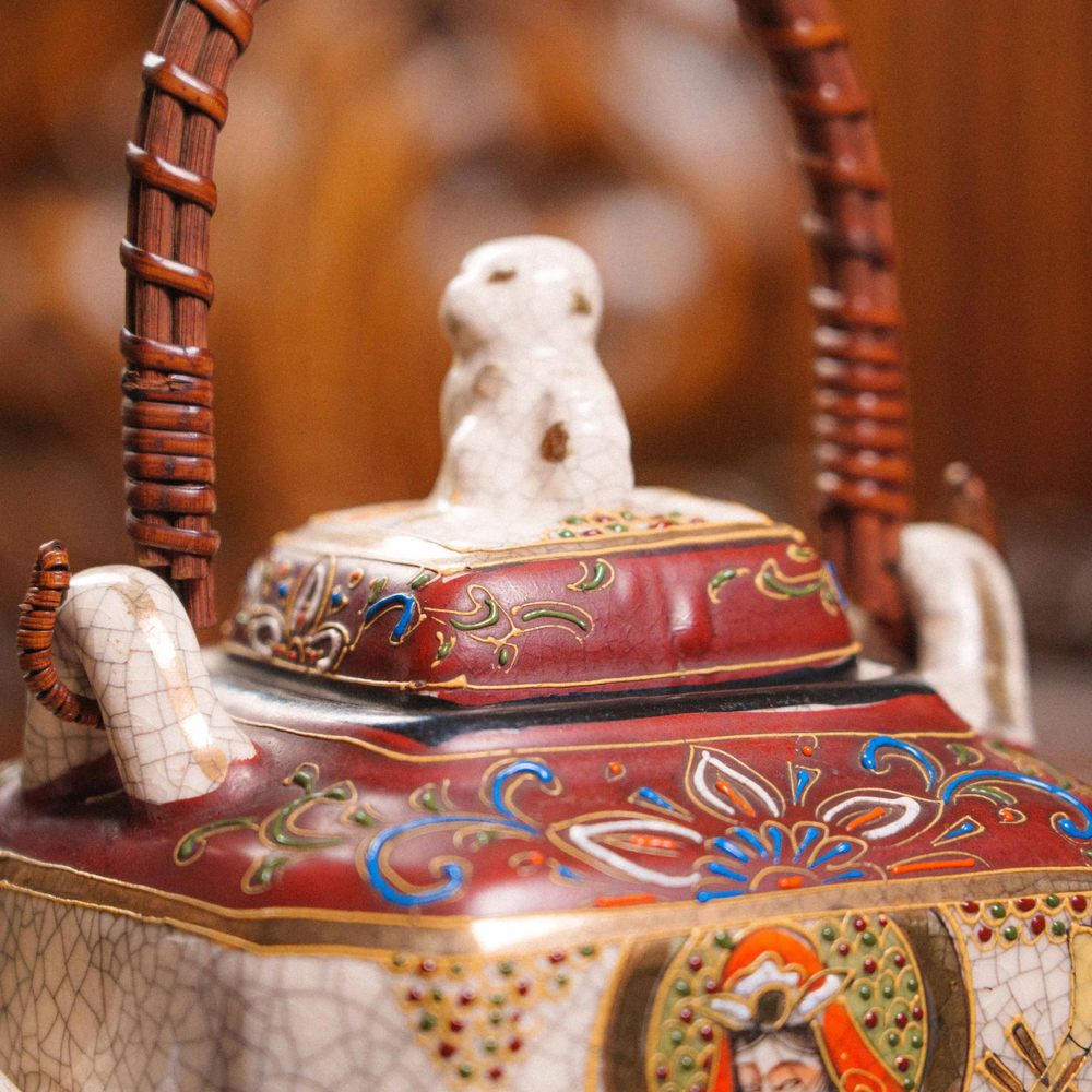 Антикварный японский чайник в стиле сацума