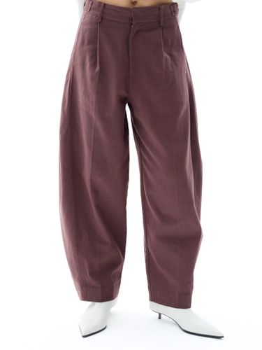 Бордовые брюки-бананы с защипами