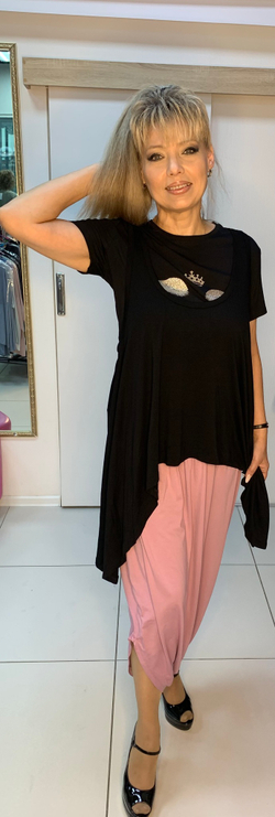 Трикотажная двойка: черная майка-туника и пудровые шаровары