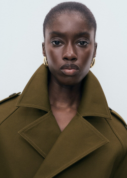 Короткий тренч оверсайз с двубортной застежкой на пуговицы