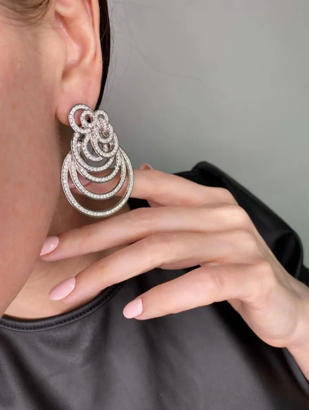 Серьги Swirl в виде колец разного диаметра украсят ушки каждой девушки. Блеск фианитов и эффектные переливы серебра делают ювелирное изделие особенным. С таким аксессуаром вы будете в тренде. Украшение выполнено из качественного серебра 925-й пробы. Оно отлично будет смотреться в сочетании с другими ювелирными изделиями. Чтобы выбрать и заказать серьги по адекватной цене, загляните в каталог нашего интернет-магазина. Доставка украшений по Москве осуществляется курьерской службой. Также мы доставим ювелирные изделия в любой регион РФ.