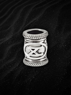 Фото шарма из серебра с изображением руны Манназ для браслета ручная работа скандинавский оберег тёмный фон