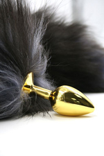Золотистая алюминиевая анальная пробка с чёрно-белым хвостом из натурального меха (Цвет: черный с белым)