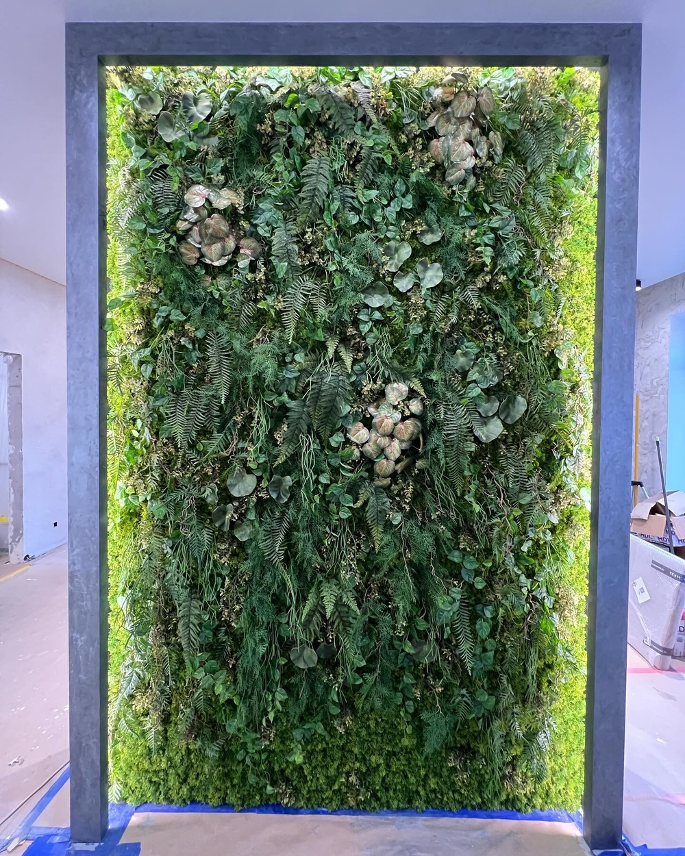 Вертикальное озеленение искусственными растениями и мхом