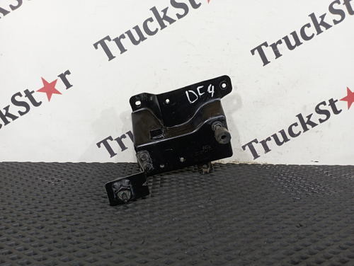 Кронштейн замка капота правый