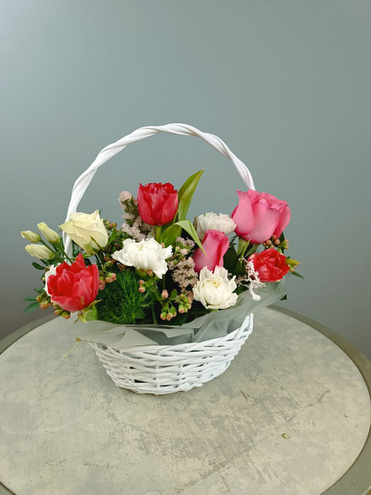 Весенняя корзина с тюльпанами