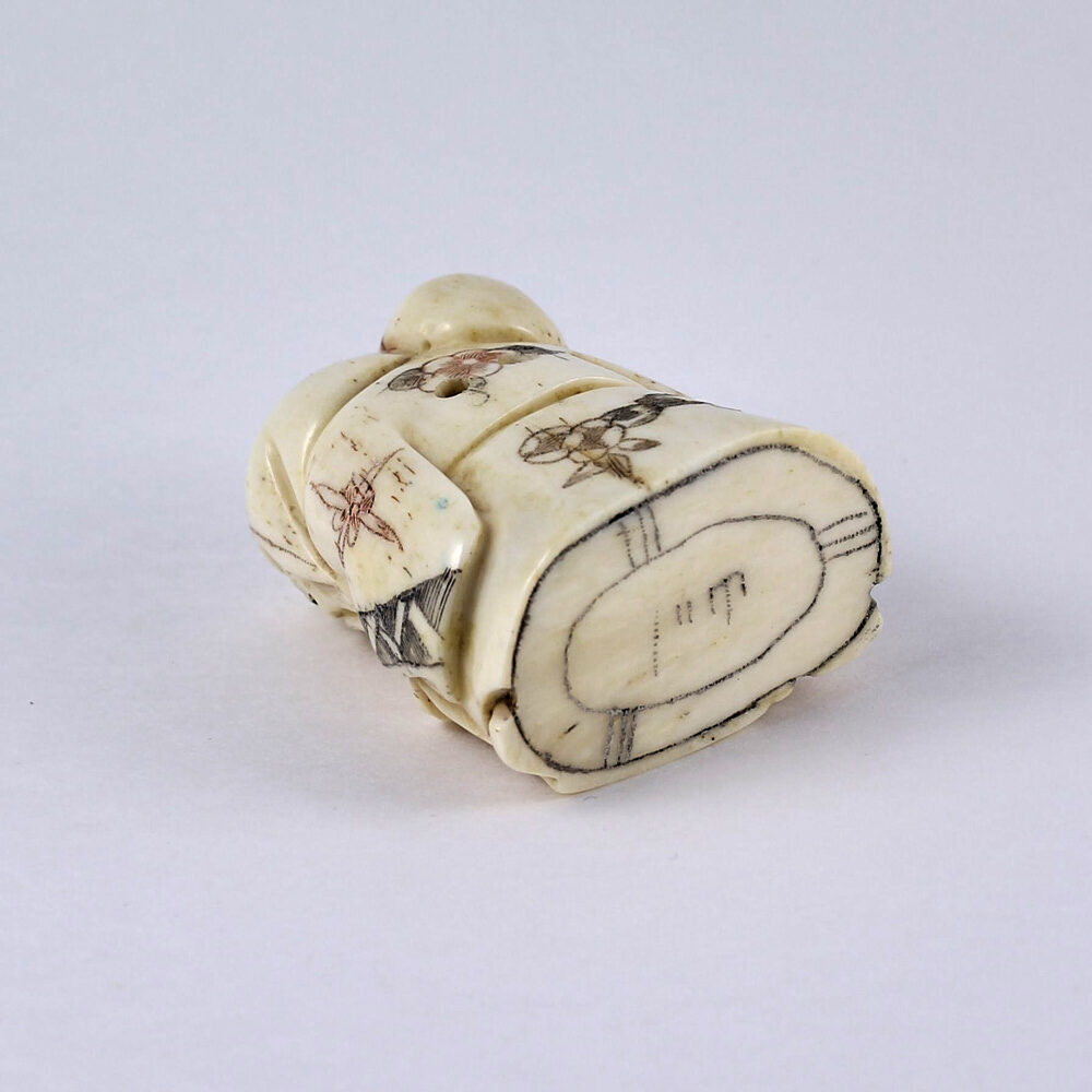 Нэцкэ Фукурокудзю с мешком через плечо и иероглифом Счастье