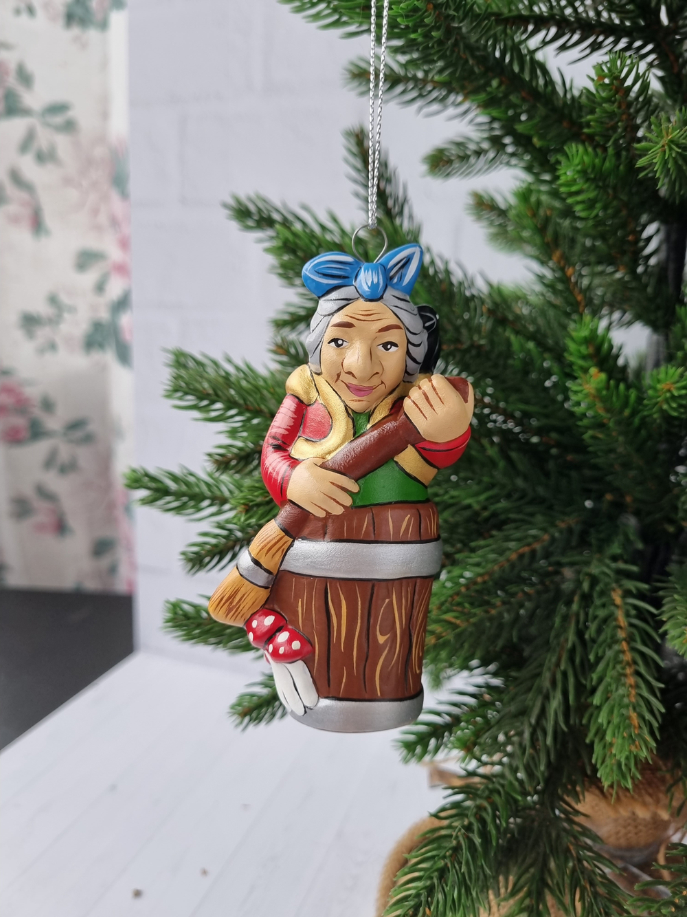 Баба яга ёлочная игрушка из фарфора